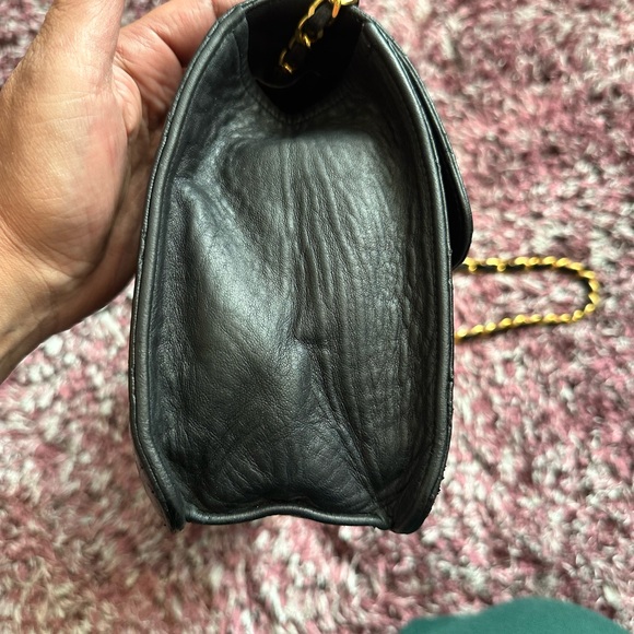 ⭐️RARE CONDITION⭐️ Chanel Medium Classic Flap in Black Quilted Lambskin 24k GHW - Picture 11 of 15